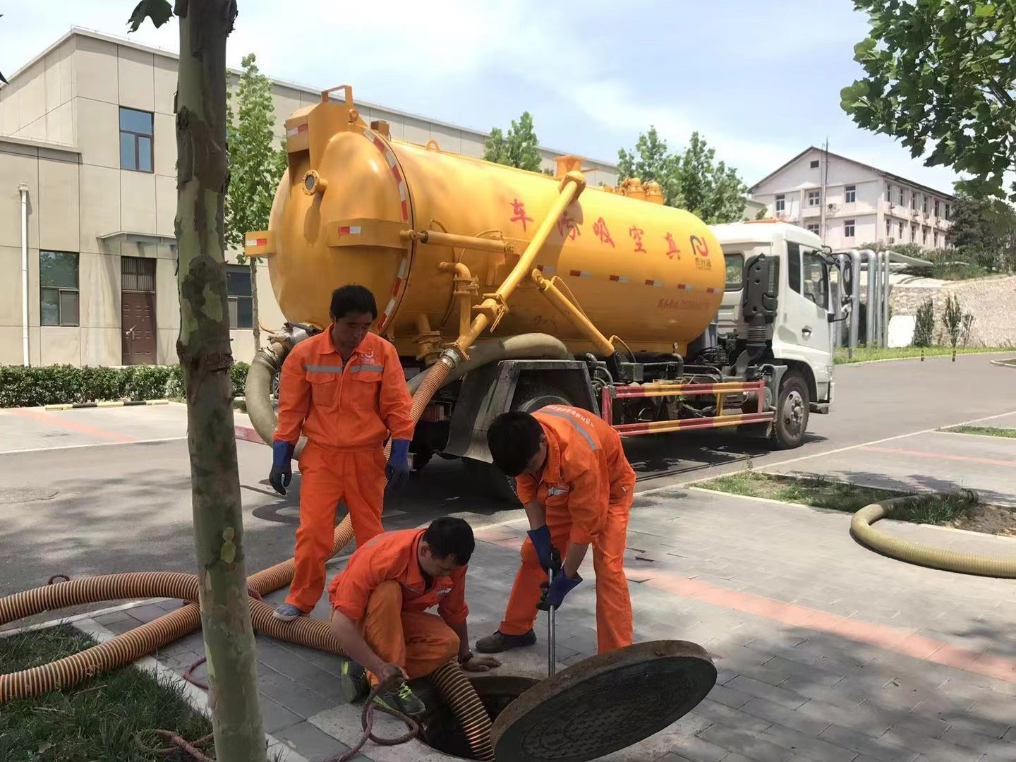 永仁管道疏通车停在窨井附近