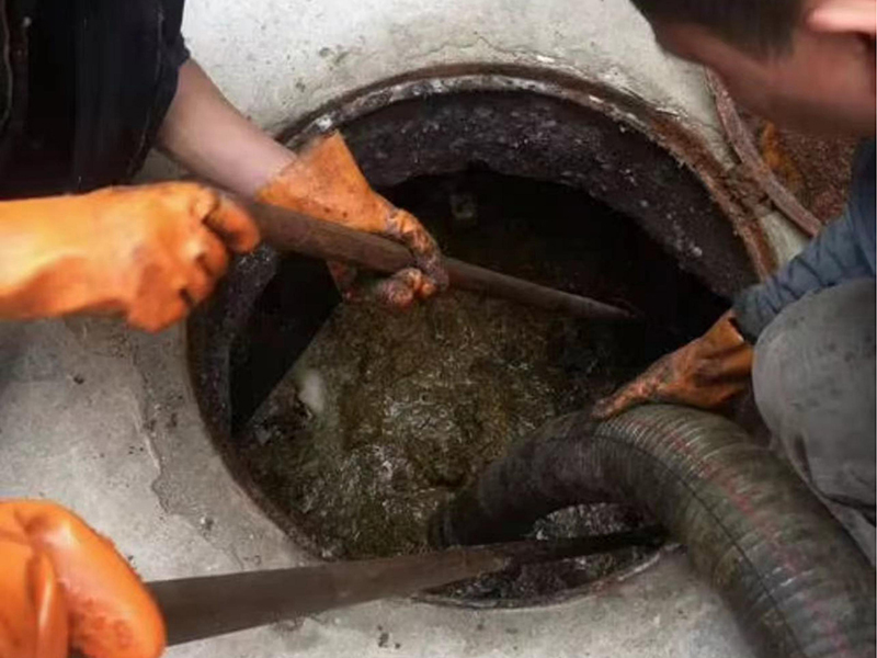 永仁清理化粪池时如何避免沼气的危害？